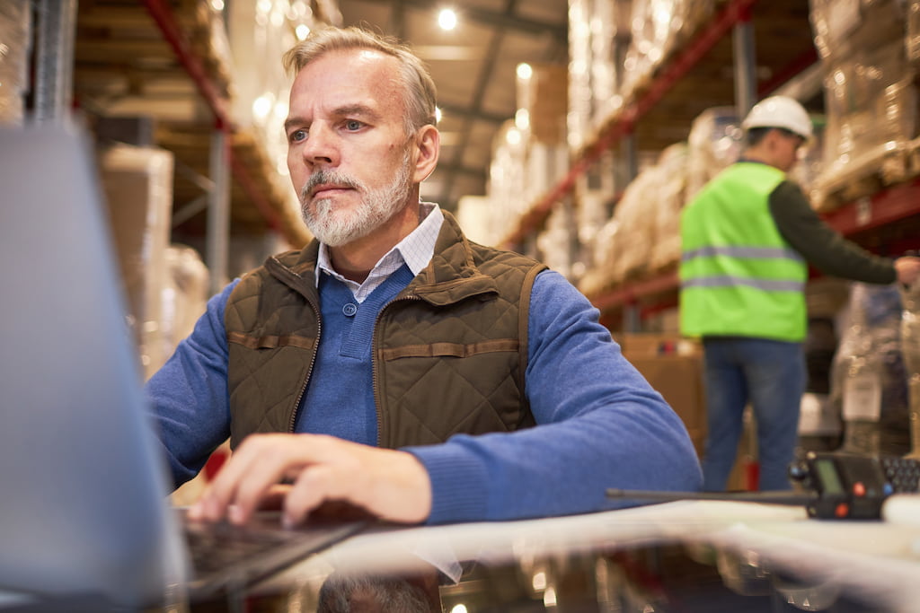 empresa-de-logistica-y-transporte-hombre-gestionando-almacen-logistico